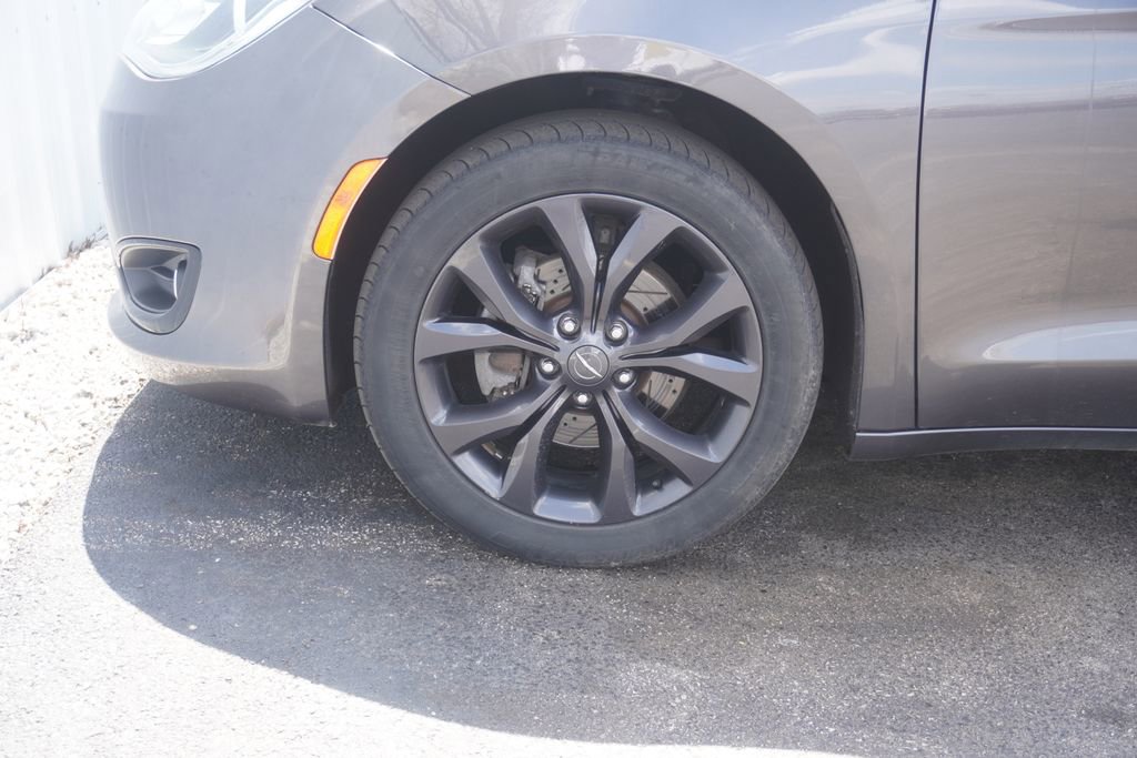 Used 2020 Chrysler Pacifica Touring w/ S Appearance Package FWD image 6