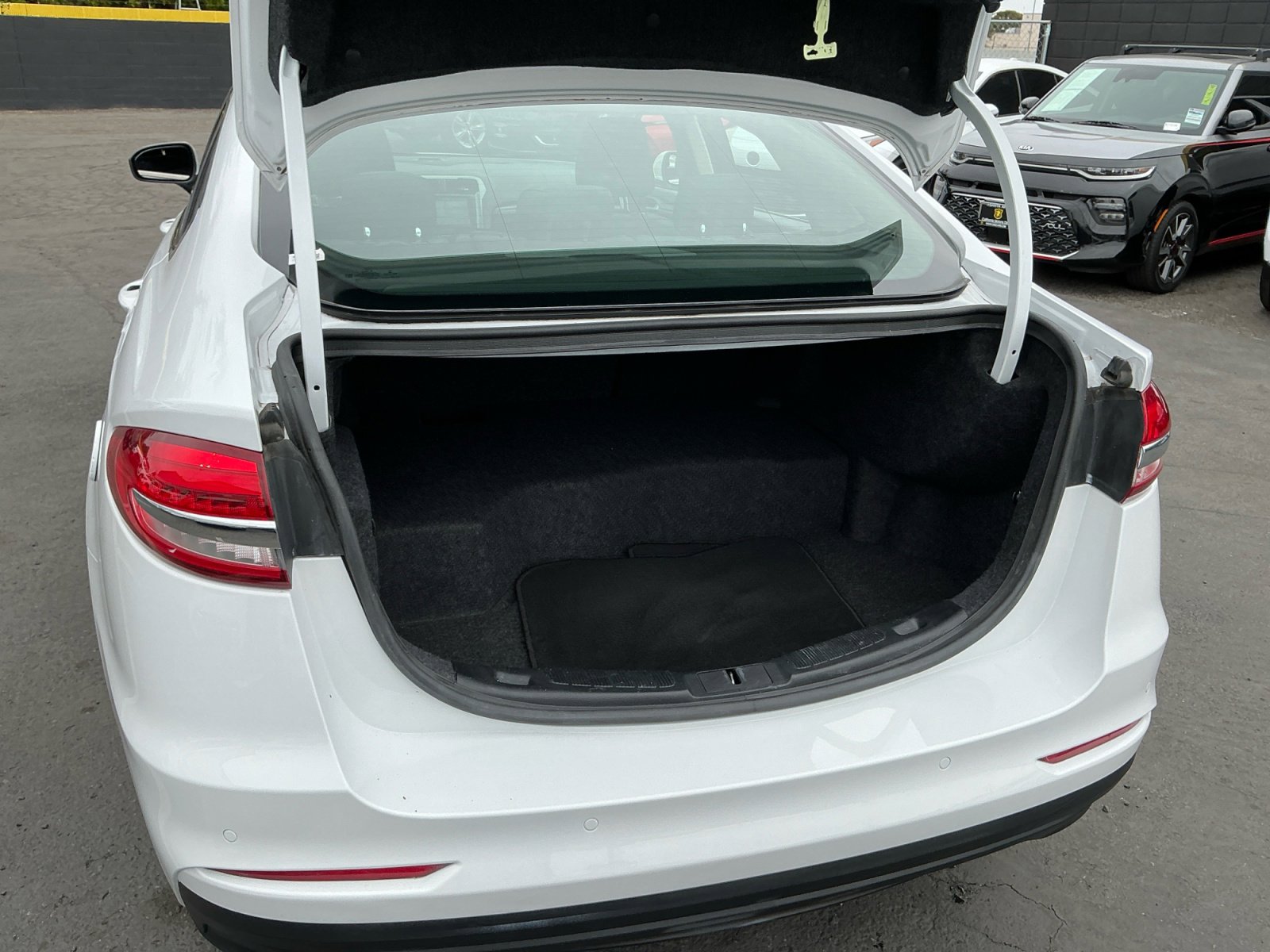 Used 2019 Ford Fusion SE FWD image 25