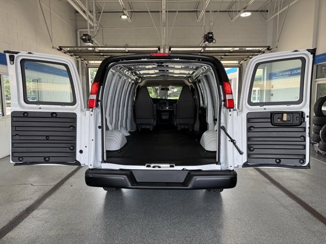 Used 2025 Chevrolet Express 2500 w/ Driver Convenience Package image 8