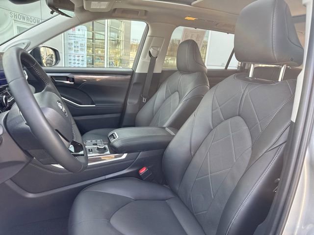 Used 2025 Toyota Highlander Platinum image 26