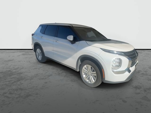 Used 2022 Mitsubishi Outlander ES FWD image 2