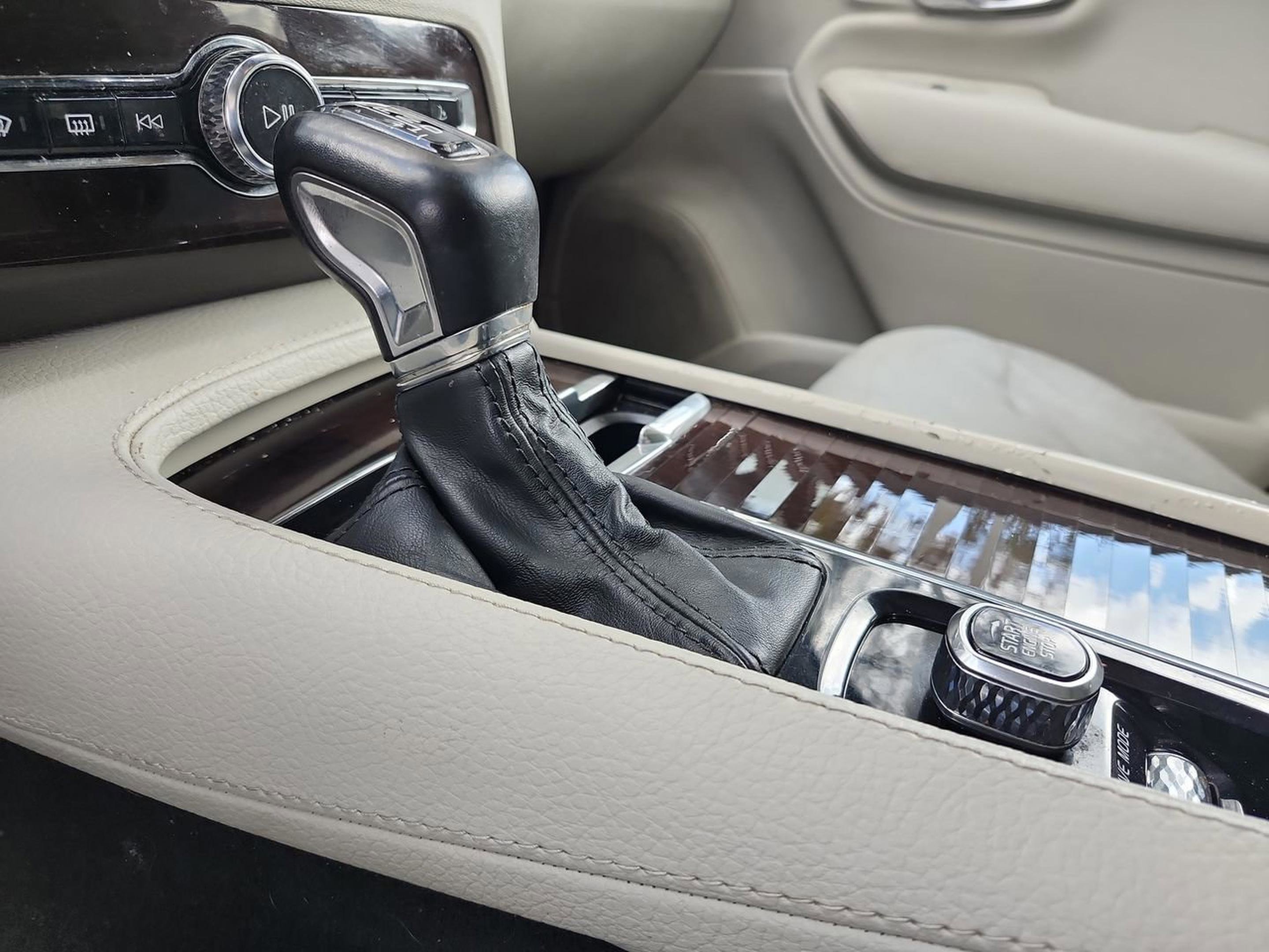 Used 2018 Volvo XC90 T5 Momentum w/ Convenience Package image 13