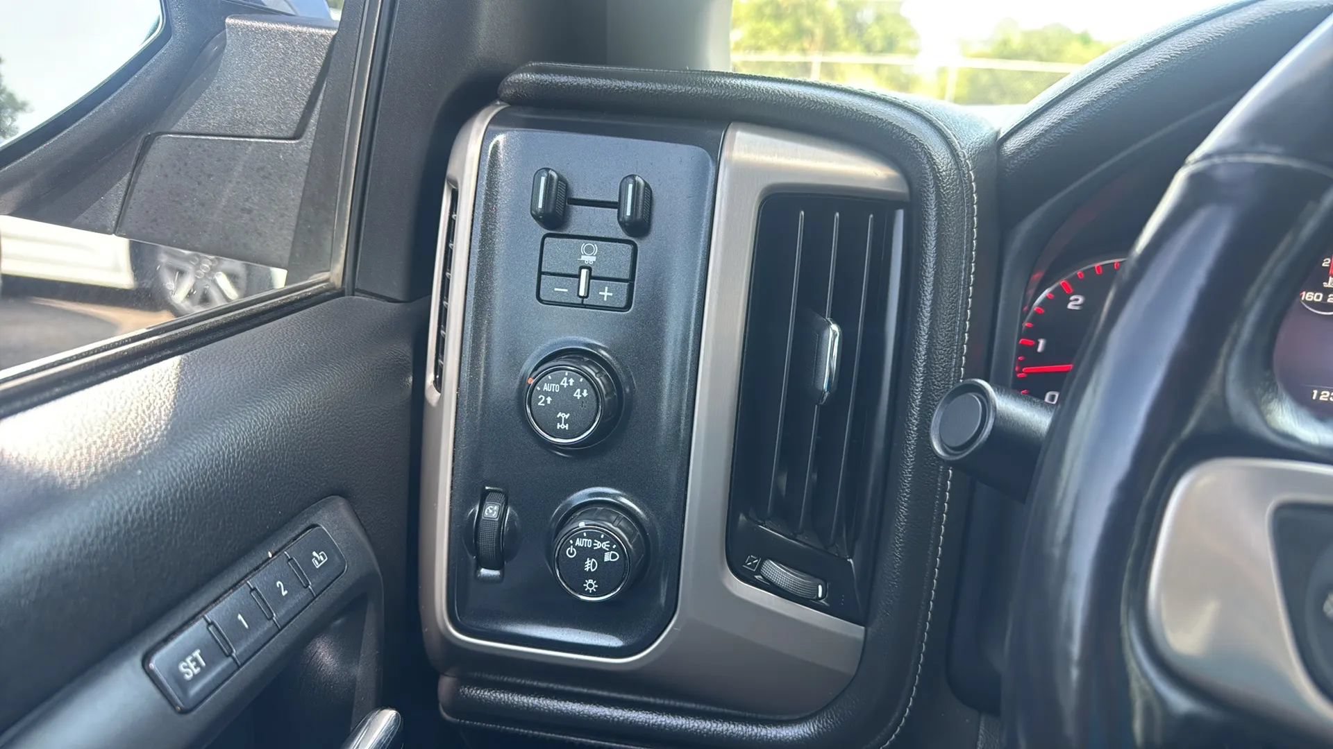 Used 2016 GMC Sierra 1500 Denali AWD/4WD image 33