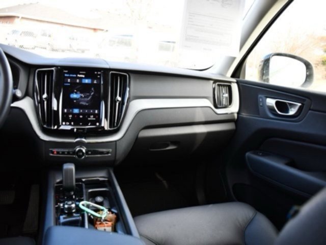 Certified 2025 Volvo XC60 B5 Plus image 18