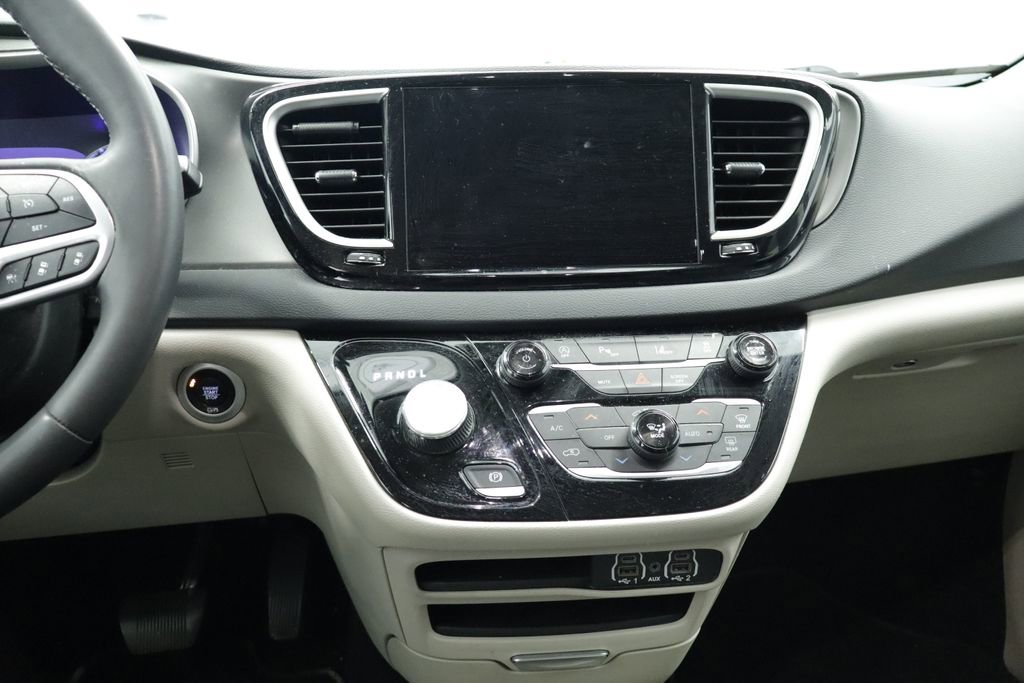 Used 2023 Chrysler Pacifica Touring-L FWD image 22