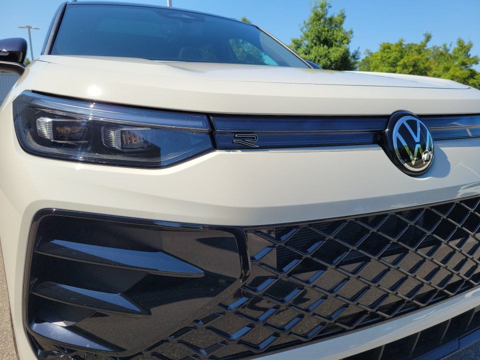 Certified 2026 Volkswagen Tiguan SE R-Line AWD/4WD image 28