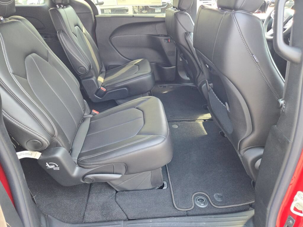 New 2027 Chrysler Pacifica Select AWD/4WD image 7