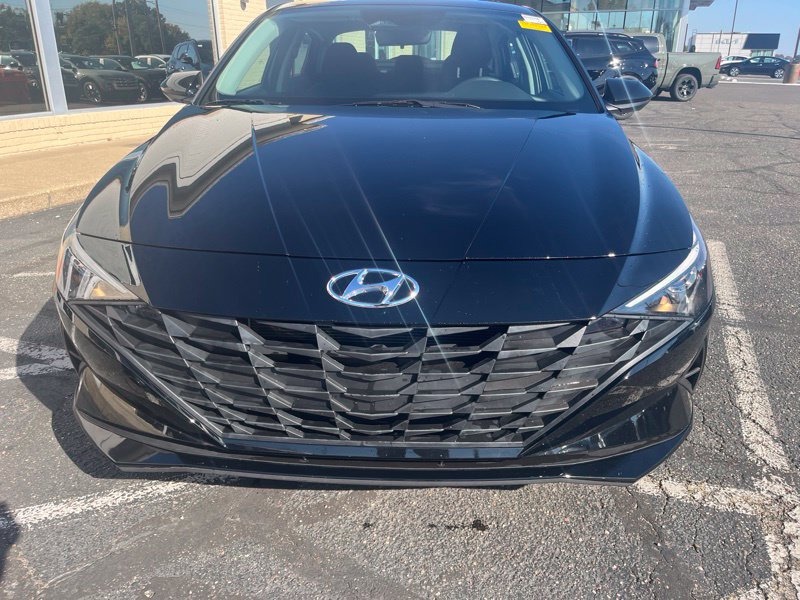 Used 2023 Hyundai Elantra SEL w/ Cargo Package FWD image 2