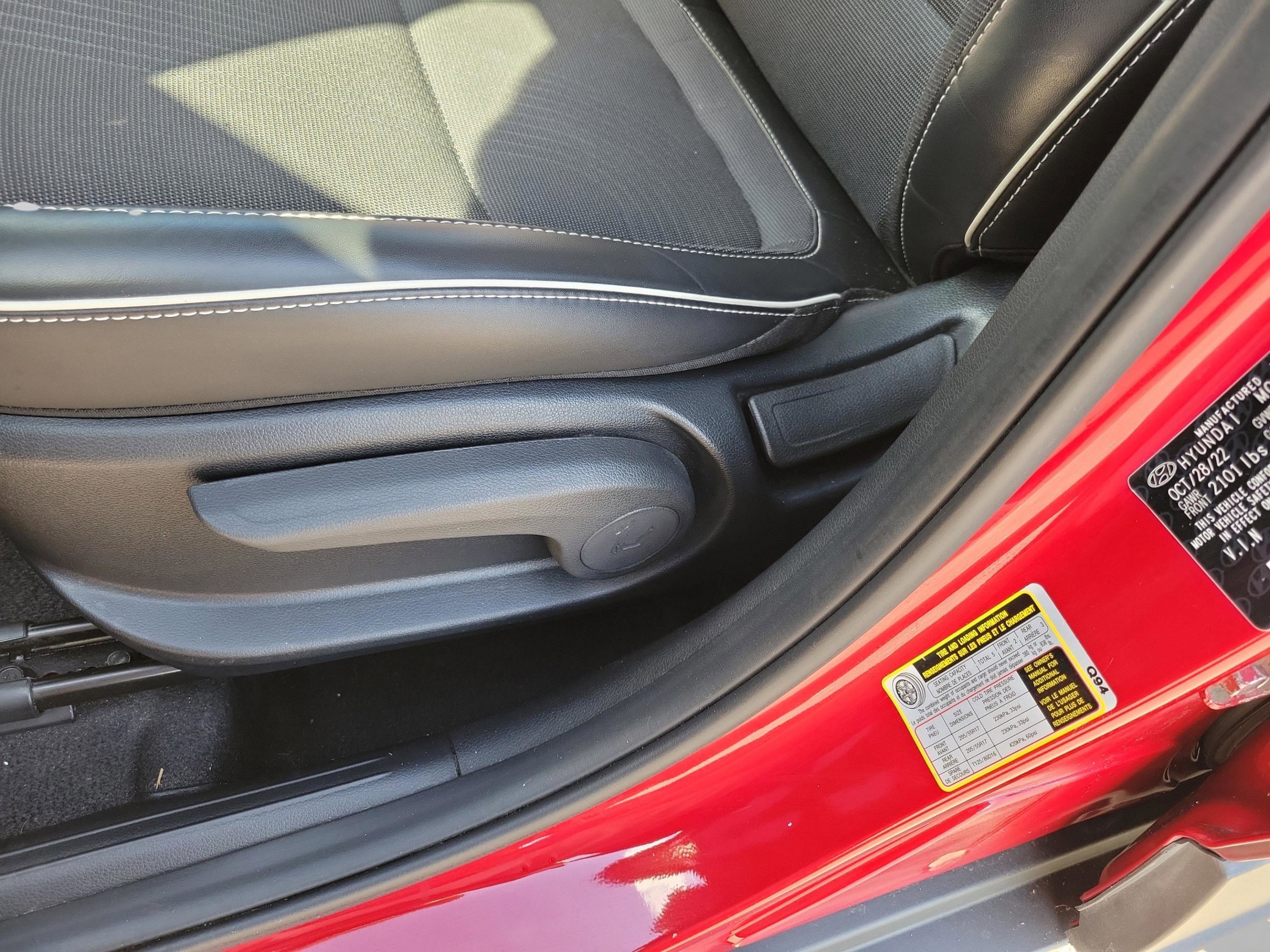 Used 2023 Hyundai Venue Limited image 25