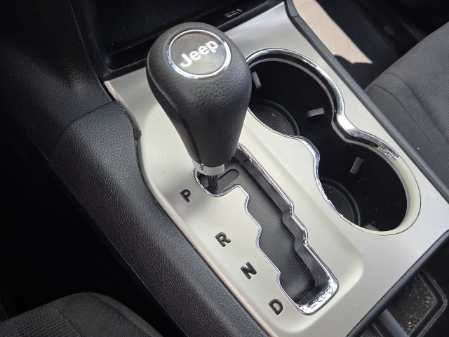 Used 2012 Jeep Grand Cherokee Laredo w/ Laredo E Group AWD/4WD image 18