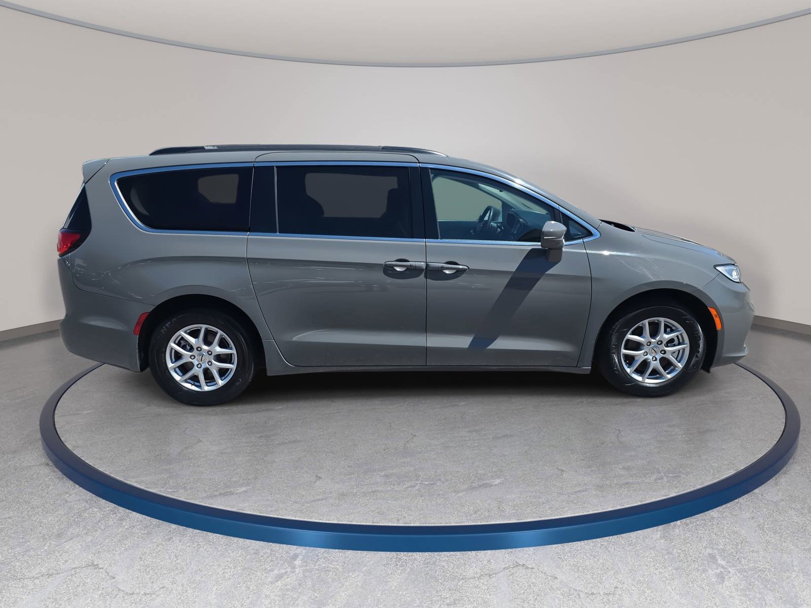 Used 2022 Chrysler Pacifica Touring-L FWD image 4