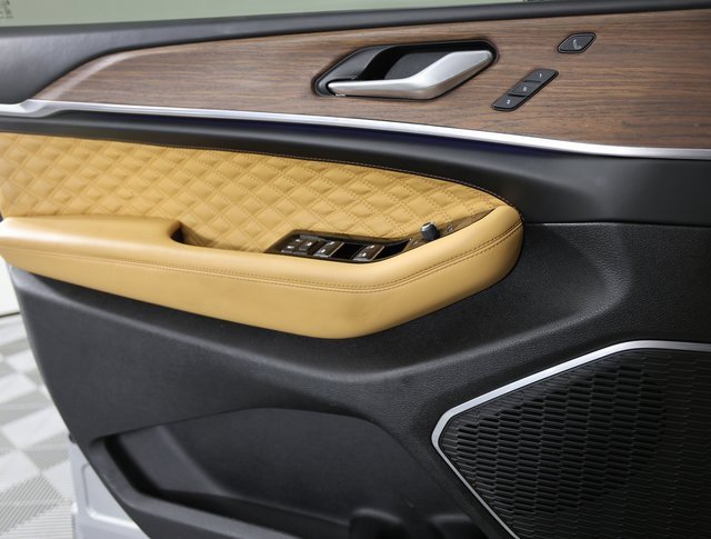 Used 2023 Jeep Grand Cherokee Summit w/ Luxury Tech Group V image 28