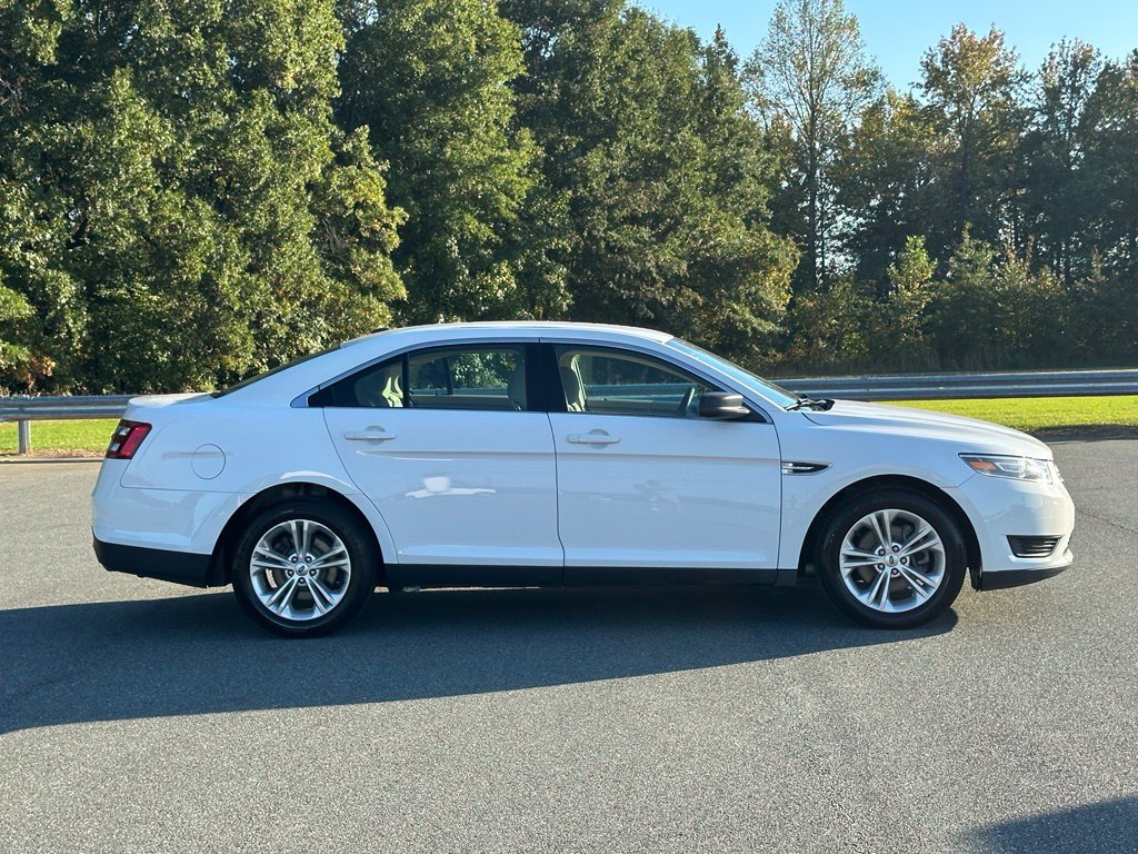Used 2018 Ford Taurus SE FWD image 8