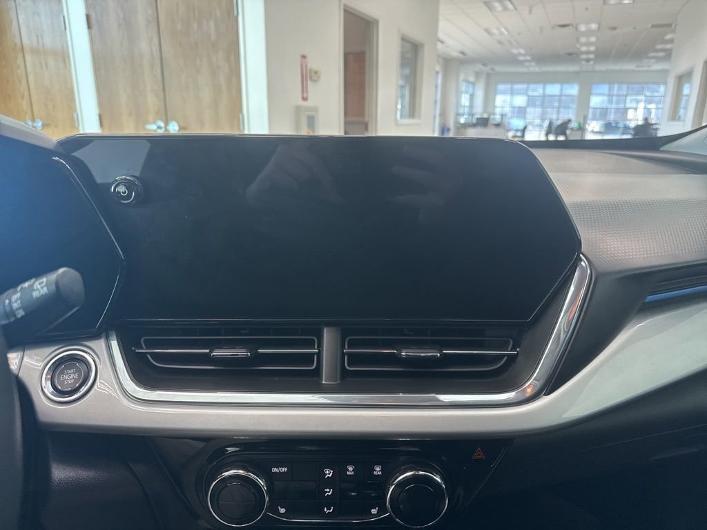 Used 2025 Chevrolet Trax LT w/ LT Convenience Package FWD image 5