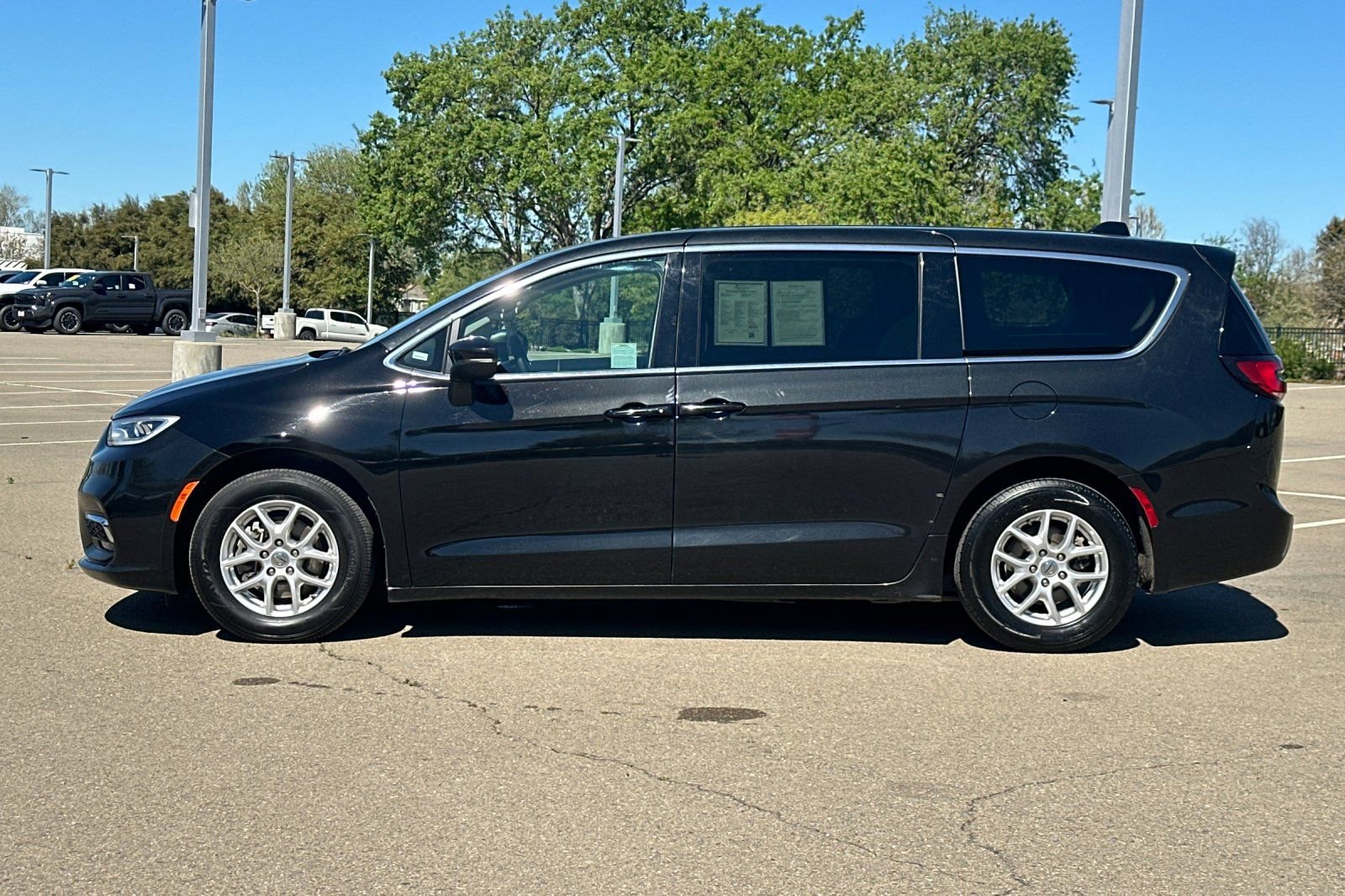 Used 2023 Chrysler Pacifica Touring-L image 7