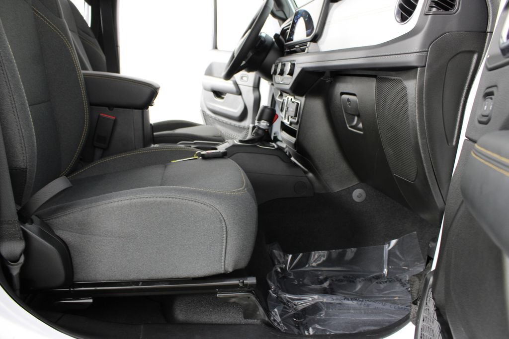 Used 2025 Jeep Wrangler Unlimited Sahara w/ Safety Group AWD/4WD image 19