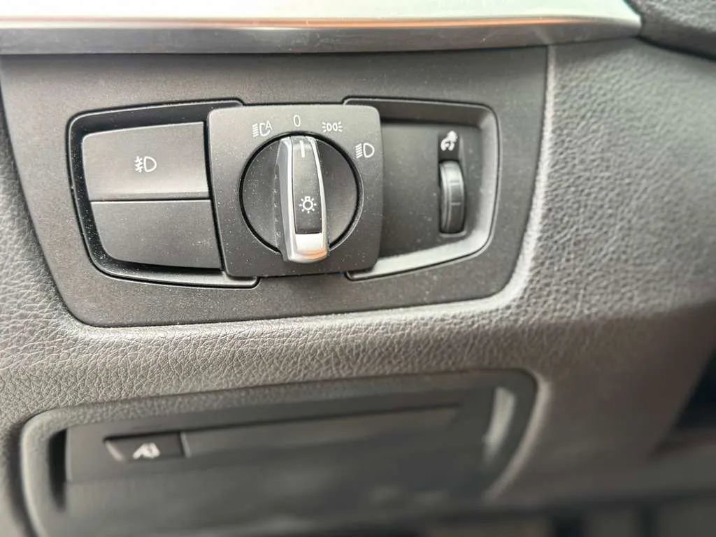 Used 2018 BMW 330i Sedan w/ Convenience Package image 16