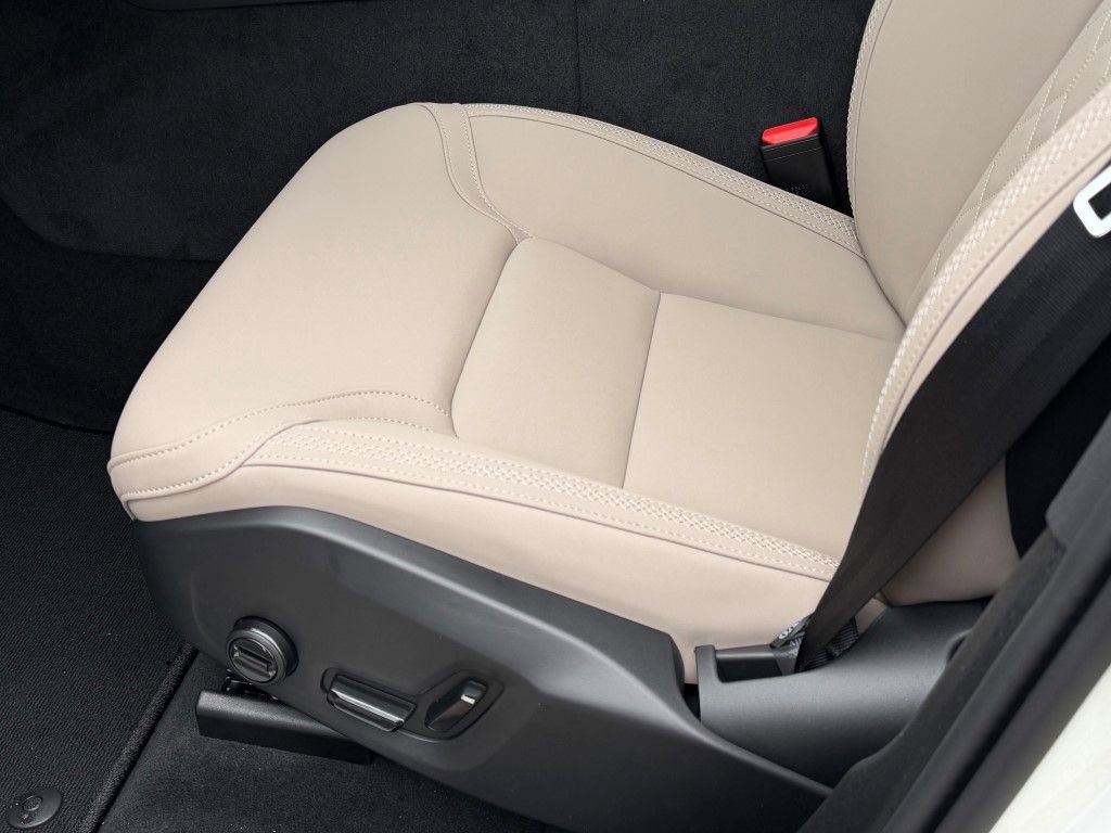 New 2026 Volvo XC60 B5 Core w/ Climate Package AWD/4WD image 18
