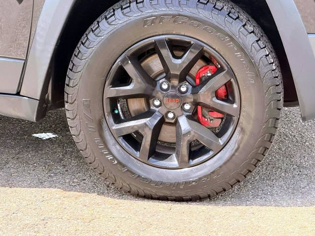 Used 2015 Jeep Cherokee Trailhawk w/ Cold Weather Group AWD/4WD image 9