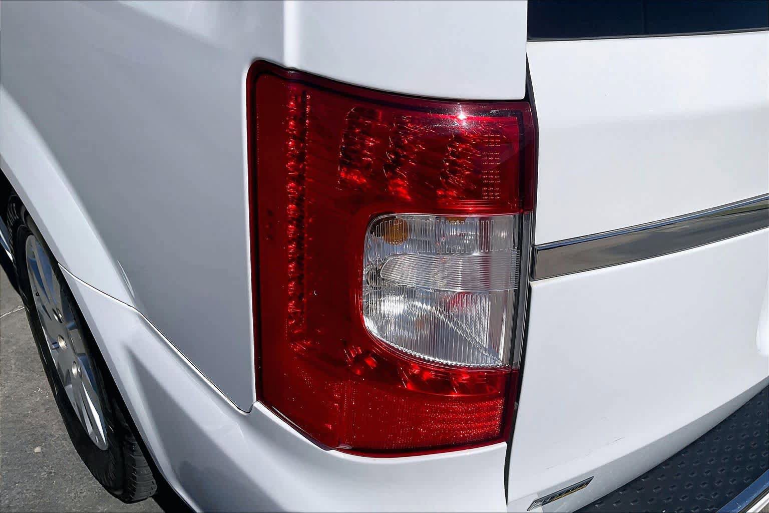 Used 2016 Chrysler Town & Country Touring FWD image 28