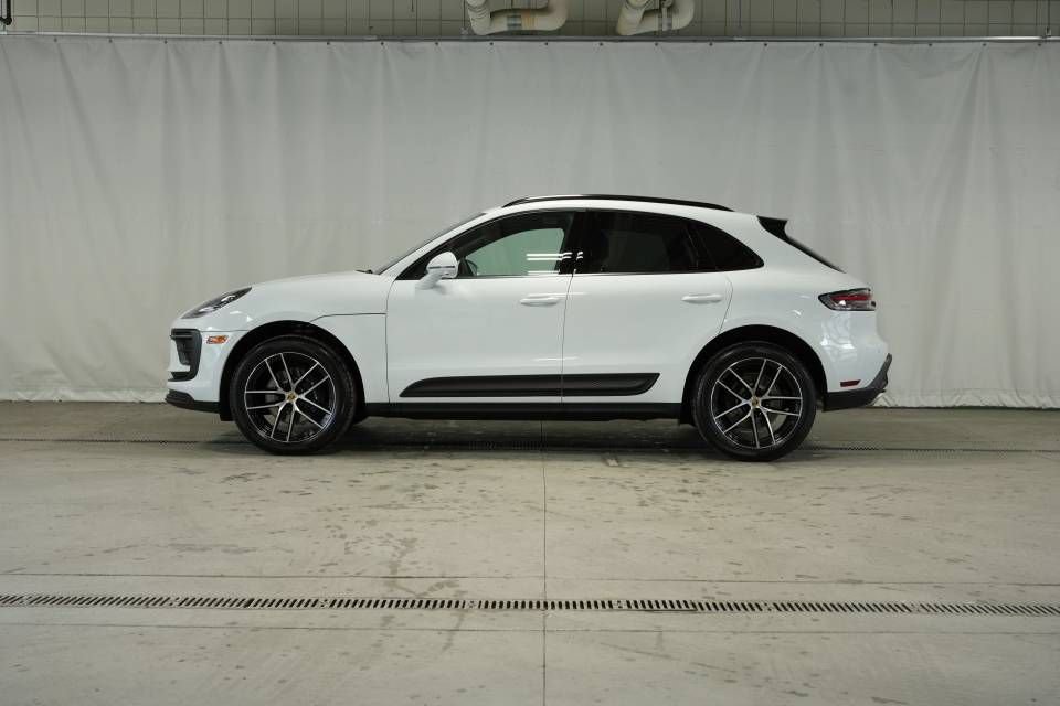 Certified 2025 Porsche Macan AWD/4WD image 2