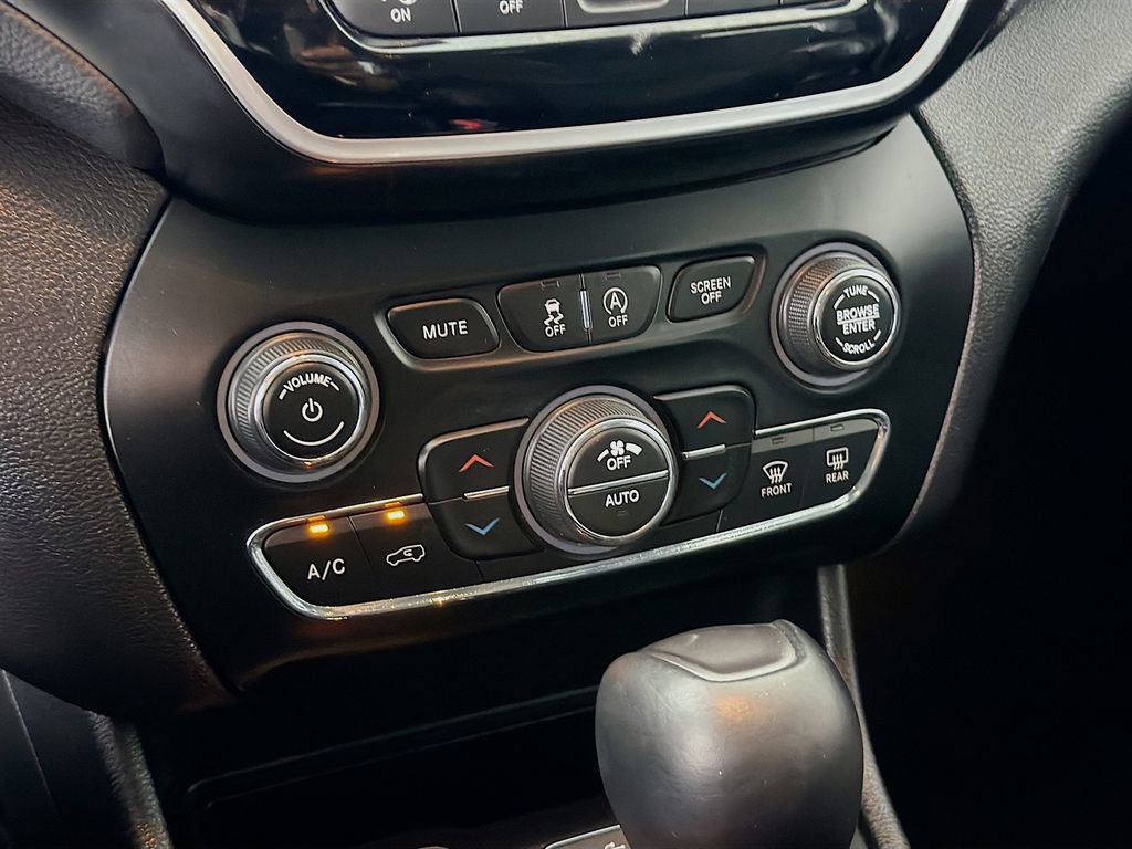 Used 2019 Jeep Cherokee Limited w/ Technology Group AWD/4WD image 19