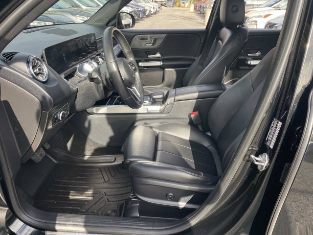 Used 2020 Mercedes-Benz GLB 250 4MATIC w/ Premium Package image 21
