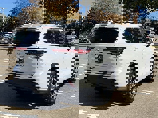 Used 2023 Toyota Highlander XLE image 4