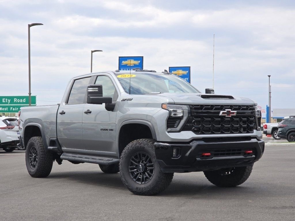 Used 2024 Chevrolet Silverado 2500 ZR2 w/ Technology Package AWD/4WD image 2