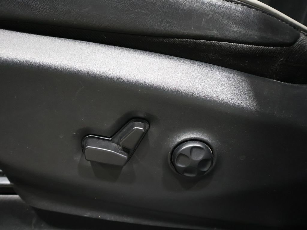 Certified 2025 Chrysler Pacifica Limited image 14