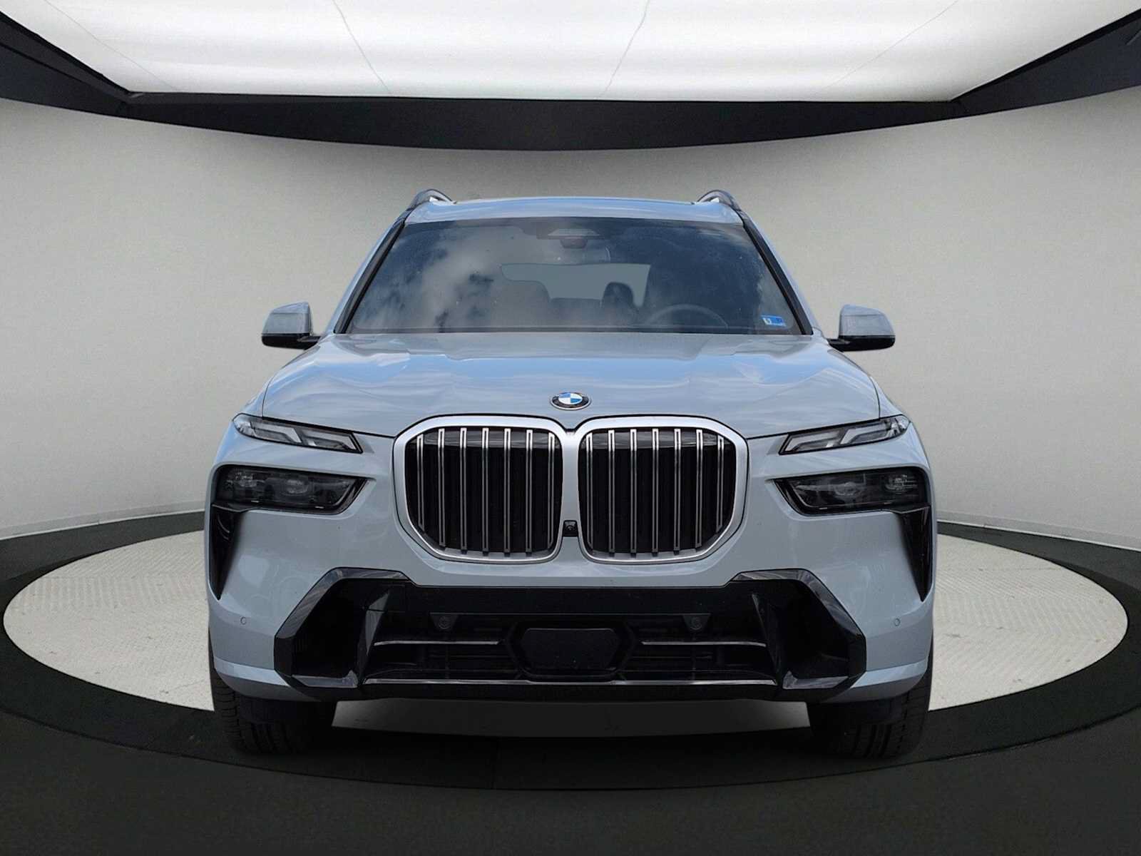 Used 2026 BMW X7 xDrive40i w/ M Sport Package AWD/4WD image 3