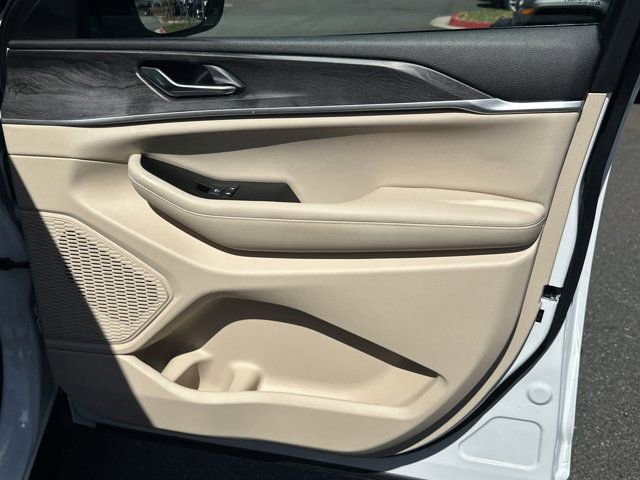 Certified 2024 Jeep Grand Cherokee Limited w/ Black Appearance Package image 16