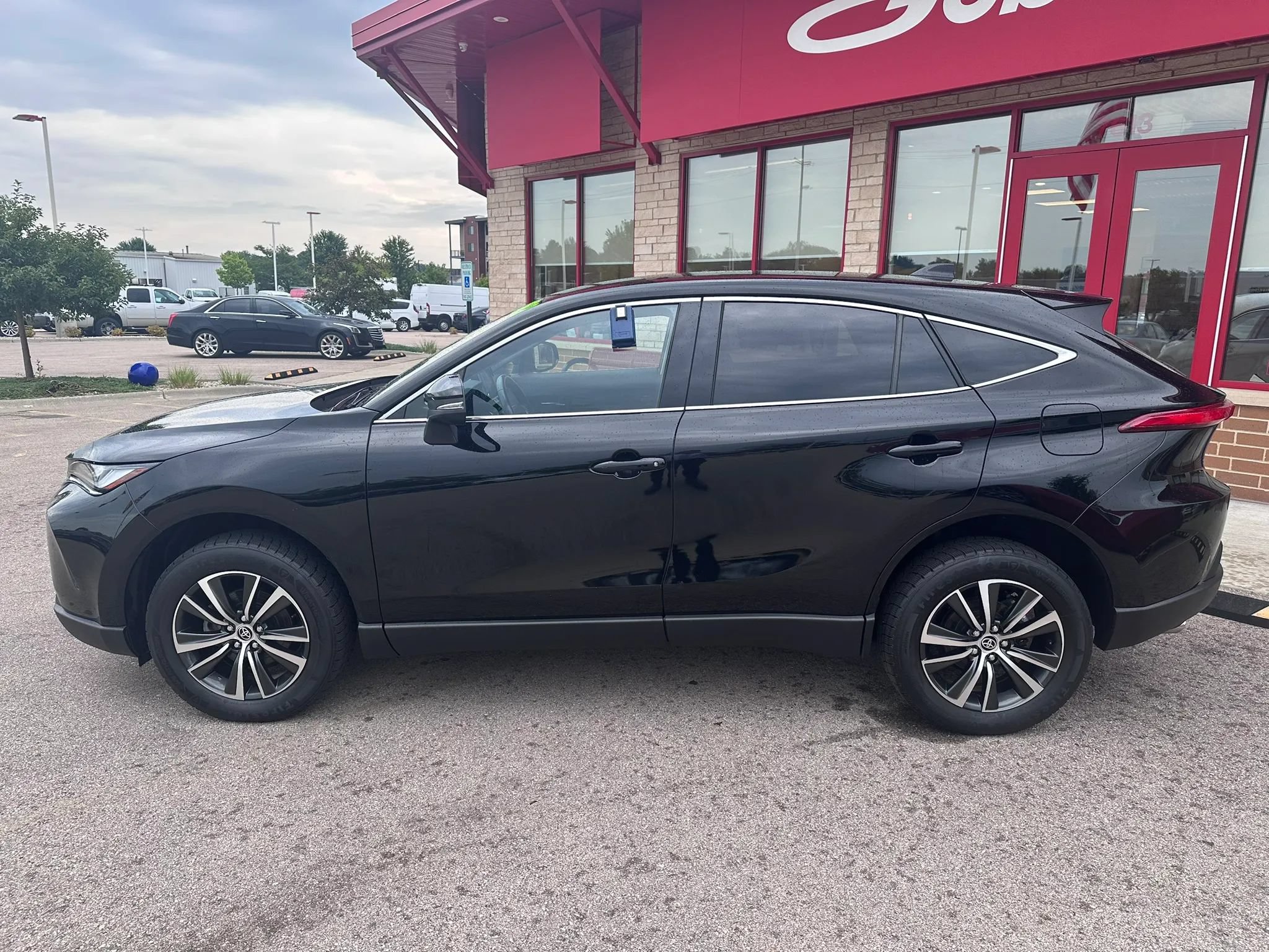 Used 2024 Toyota Venza LE AWD/4WD image 9