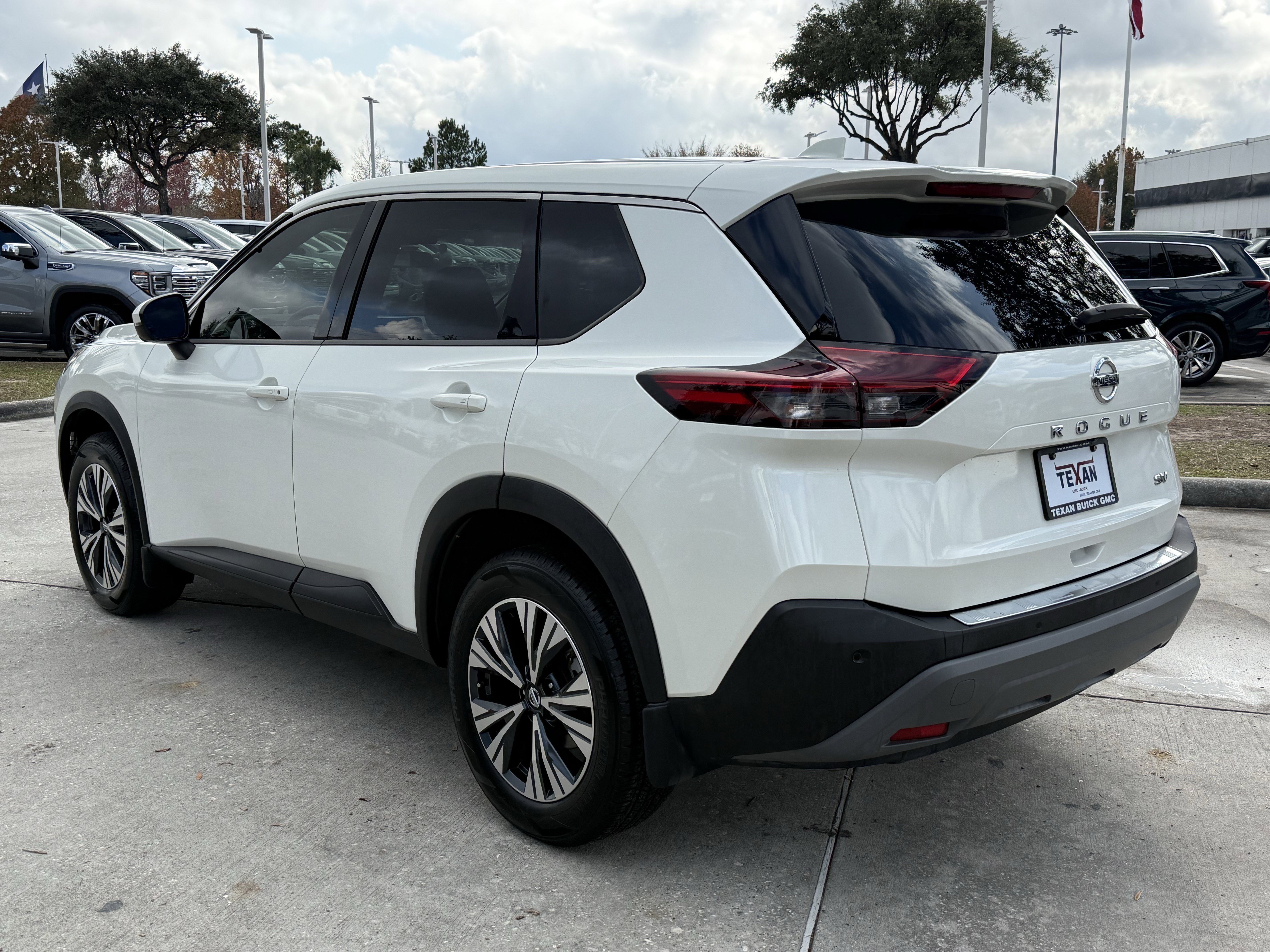 Used 2021 Nissan Rogue SV image 7