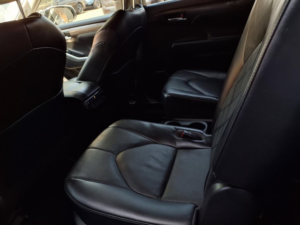 Used 2023 Toyota Highlander Platinum FWD image 20
