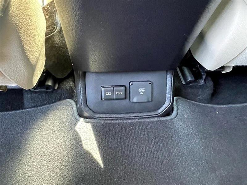 Used 2024 Toyota Highlander LE image 31