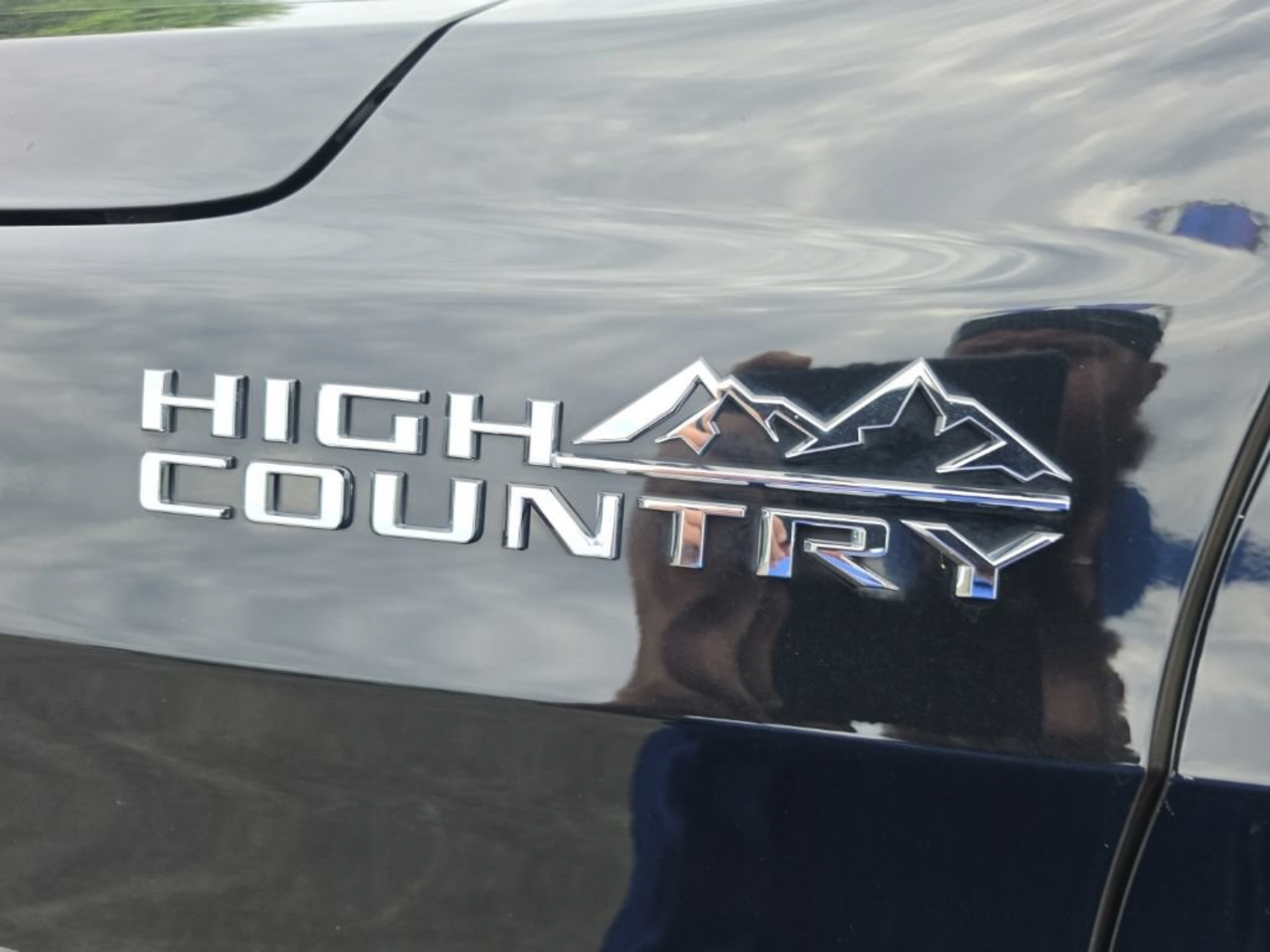 Used 2024 Chevrolet Suburban High Country RWD image 32