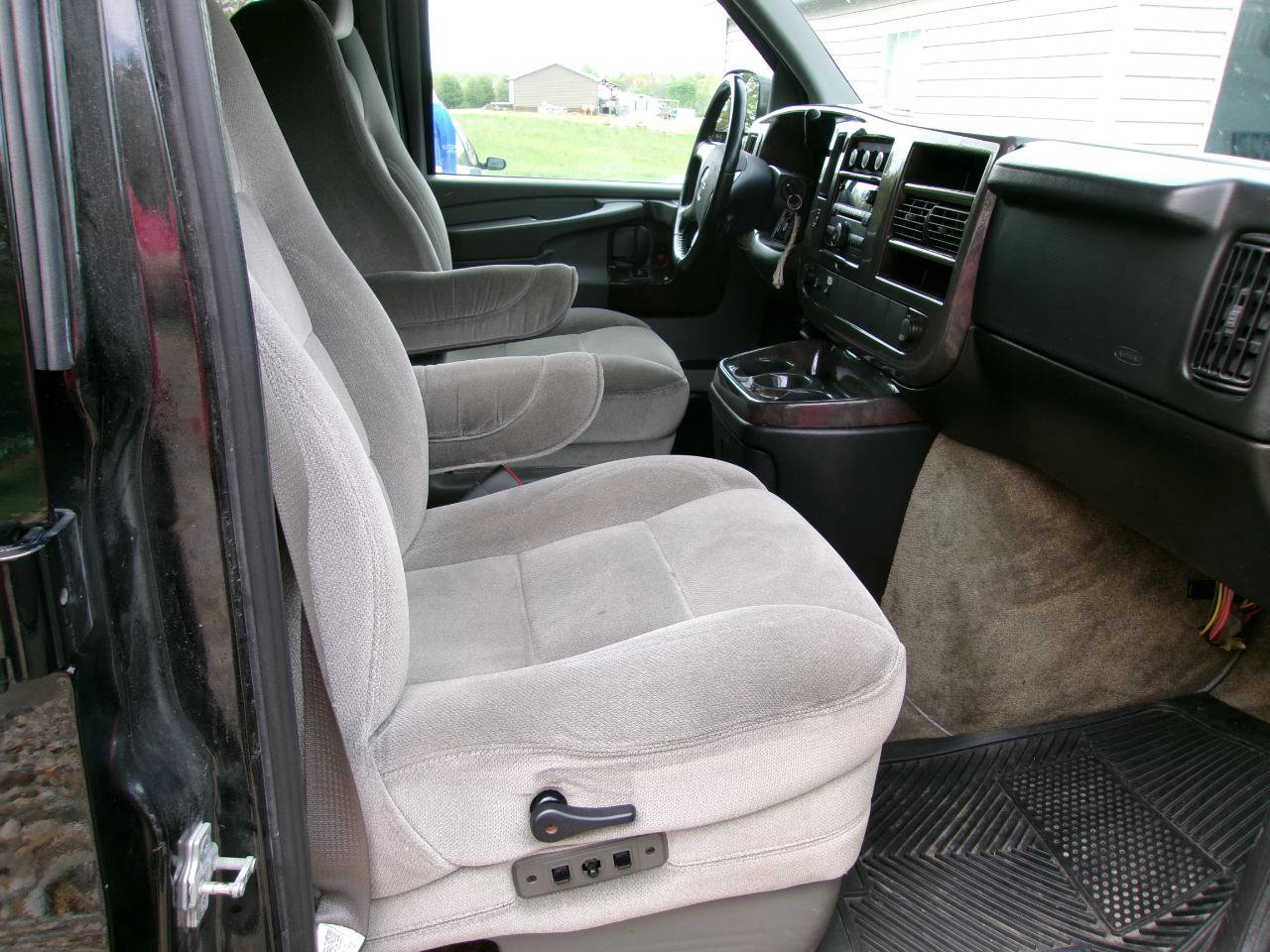 Used 2008 GMC Savana 1500 w/ Preferred Equipment Group RWD image 3