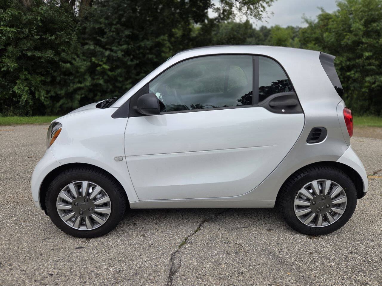 Used 2016 smart fortwo passion RWD image 3