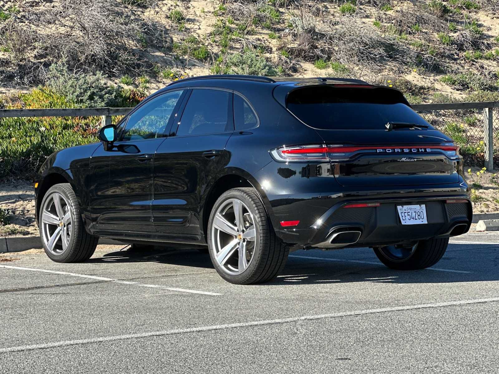 Certified 2025 Porsche Macan AWD/4WD image 3