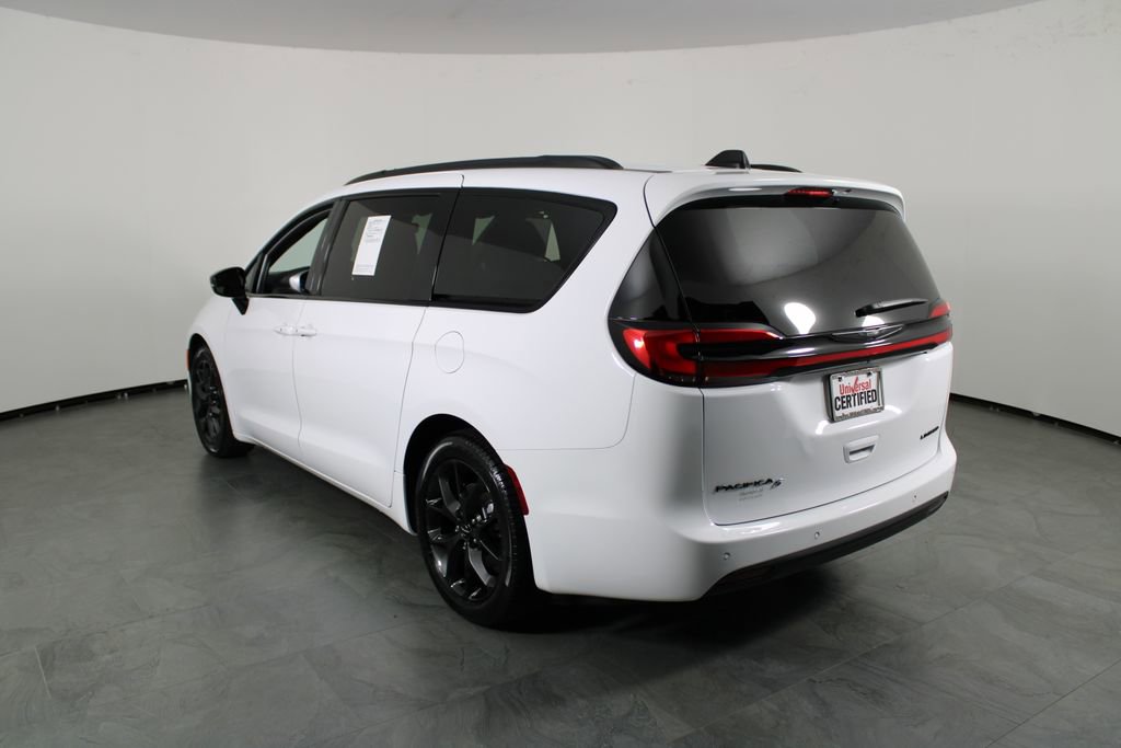 Used 2025 Chrysler Pacifica Limited image 3