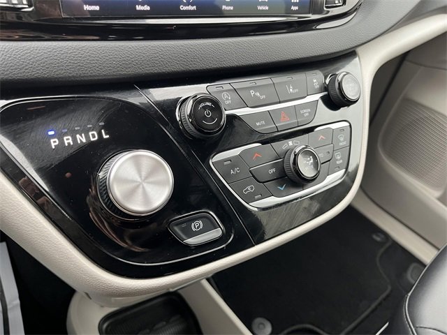 Used 2024 Chrysler Pacifica Touring-L image 14