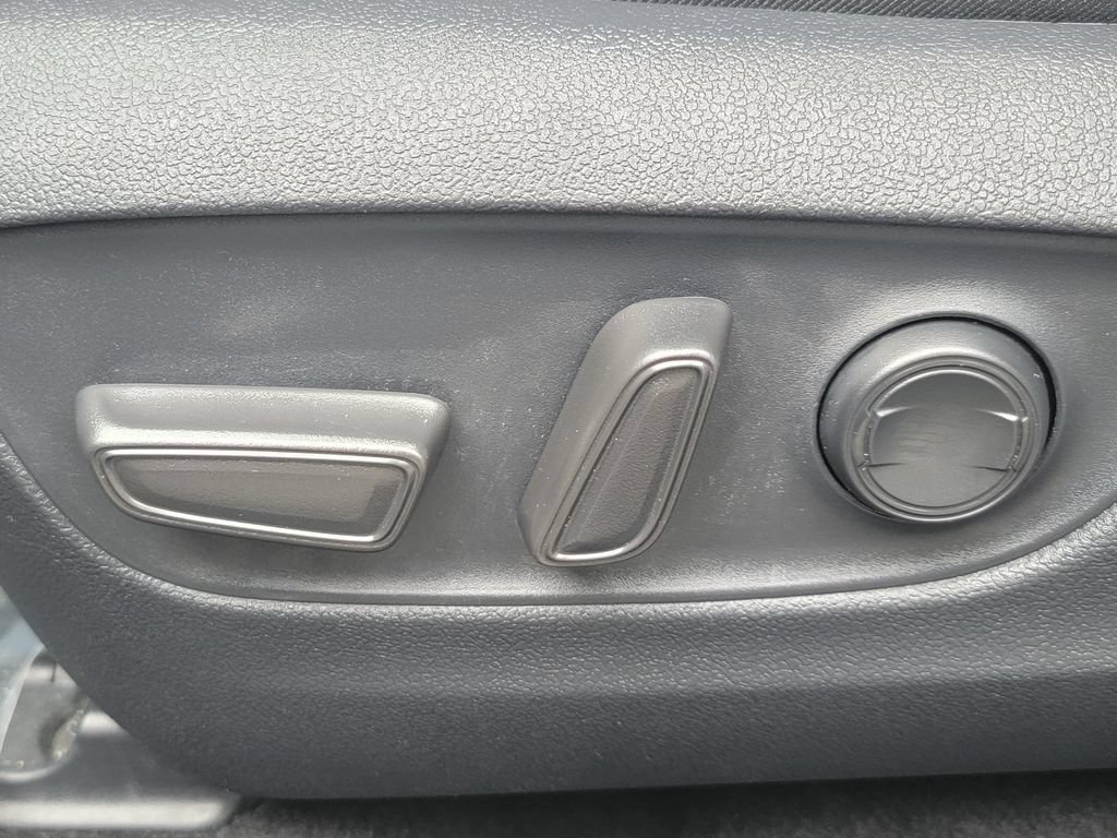 Used 2025 Toyota RAV4 XLE AWD/4WD image 36