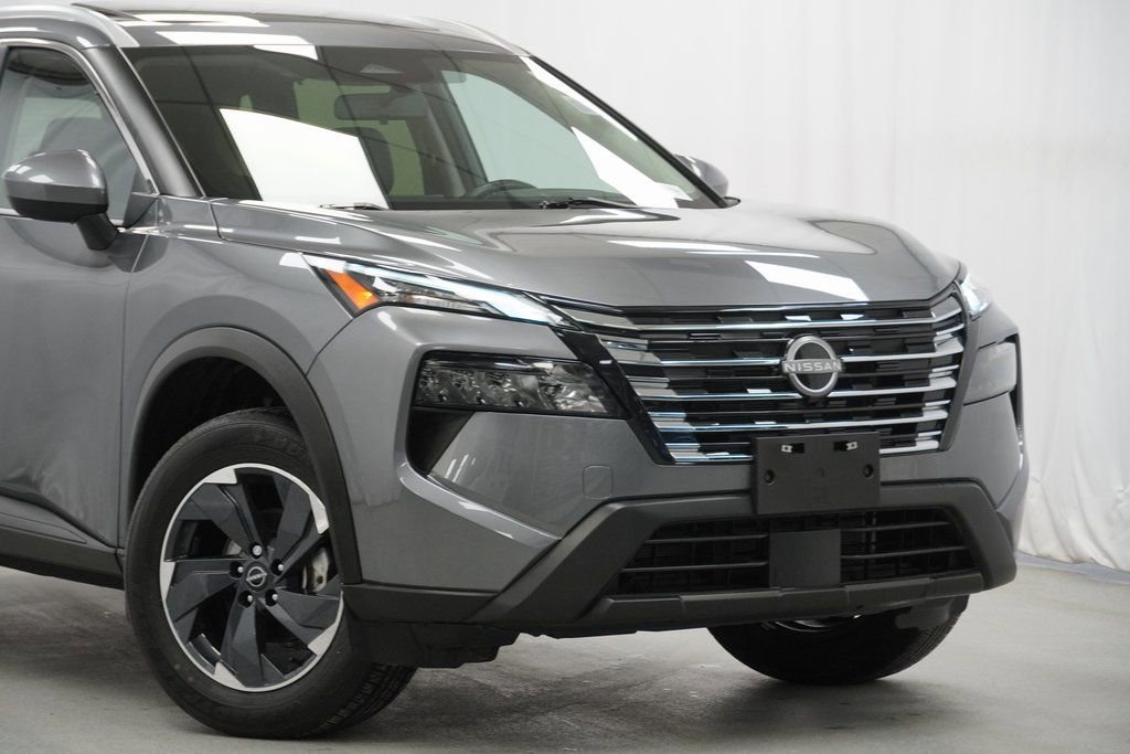 Used 2024 Nissan Rogue SV w/ SV Premium Package image 3