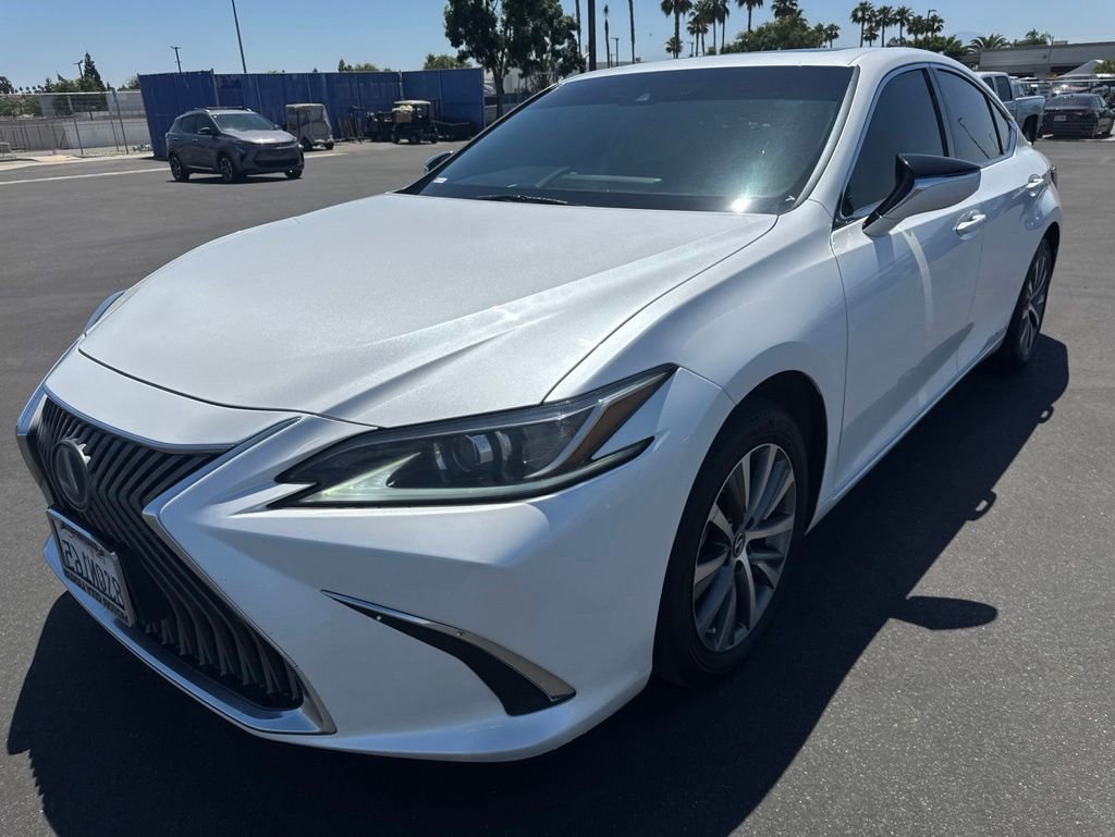 Used 2020 Lexus ES 300h w/ Accessory Package FWD image 3