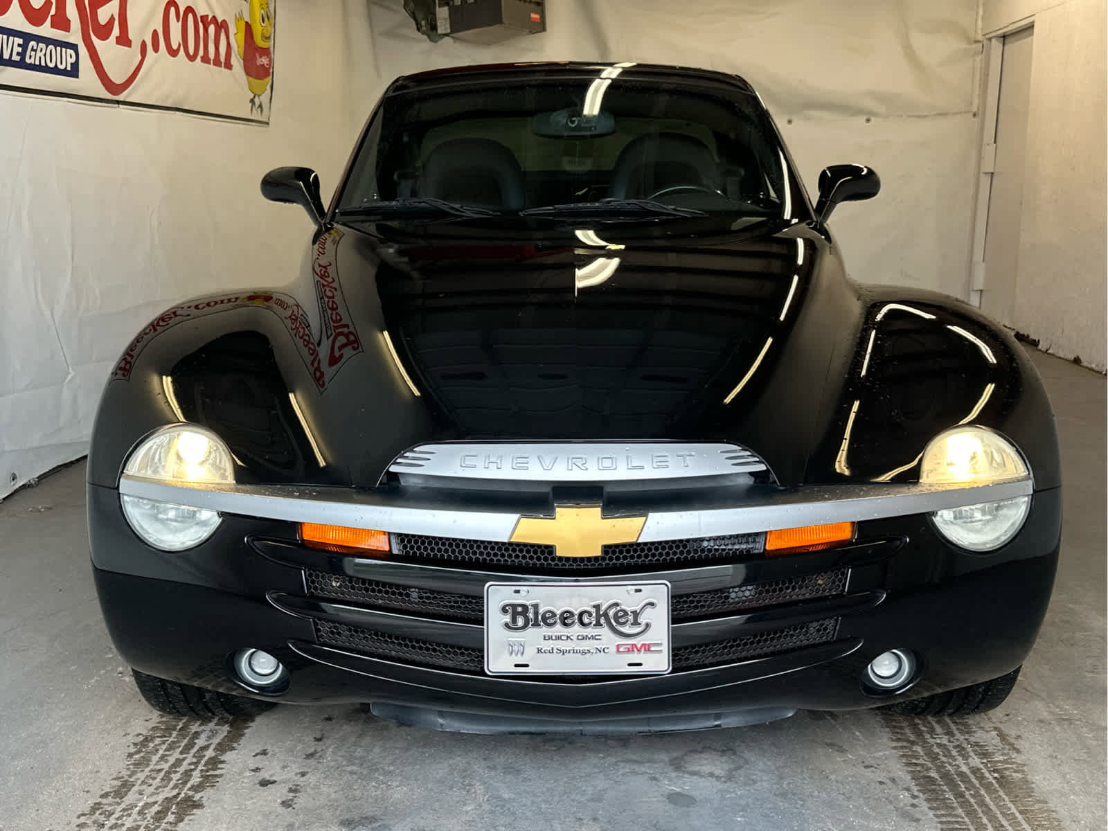 Used 2004 Chevrolet SSR w/ Preferred Equipment Group RWD image 3