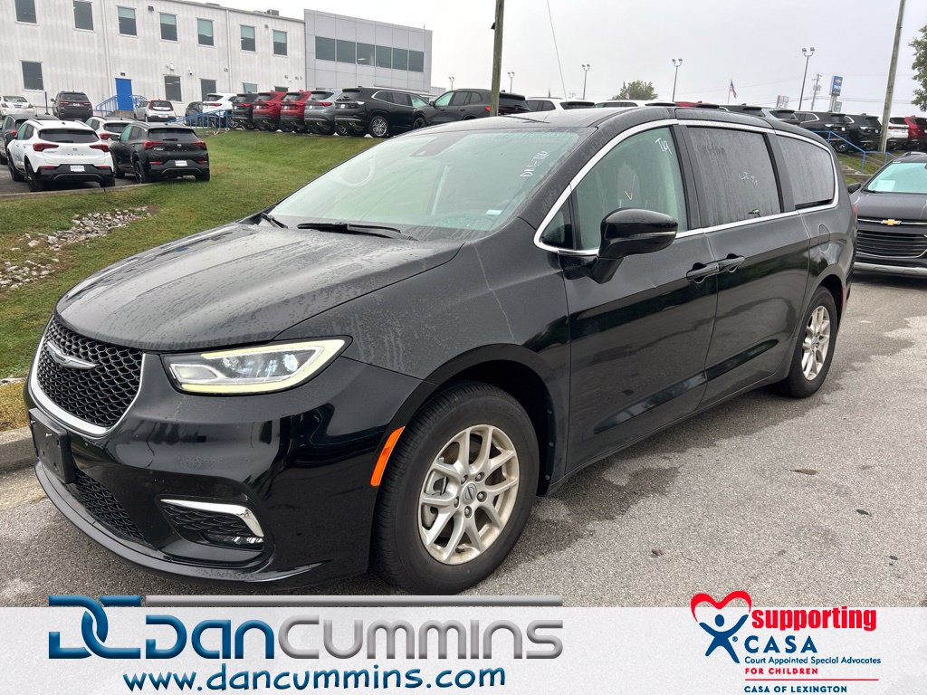 Used 2024 Chrysler Pacifica Touring-L FWD image 1