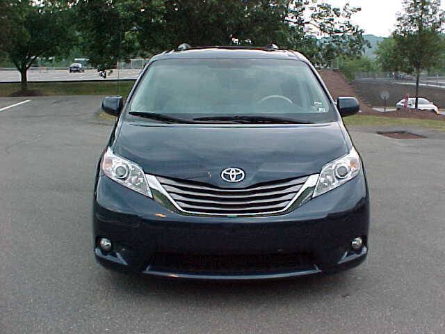 Used 2012 Toyota Sienna XLE FWD image 3
