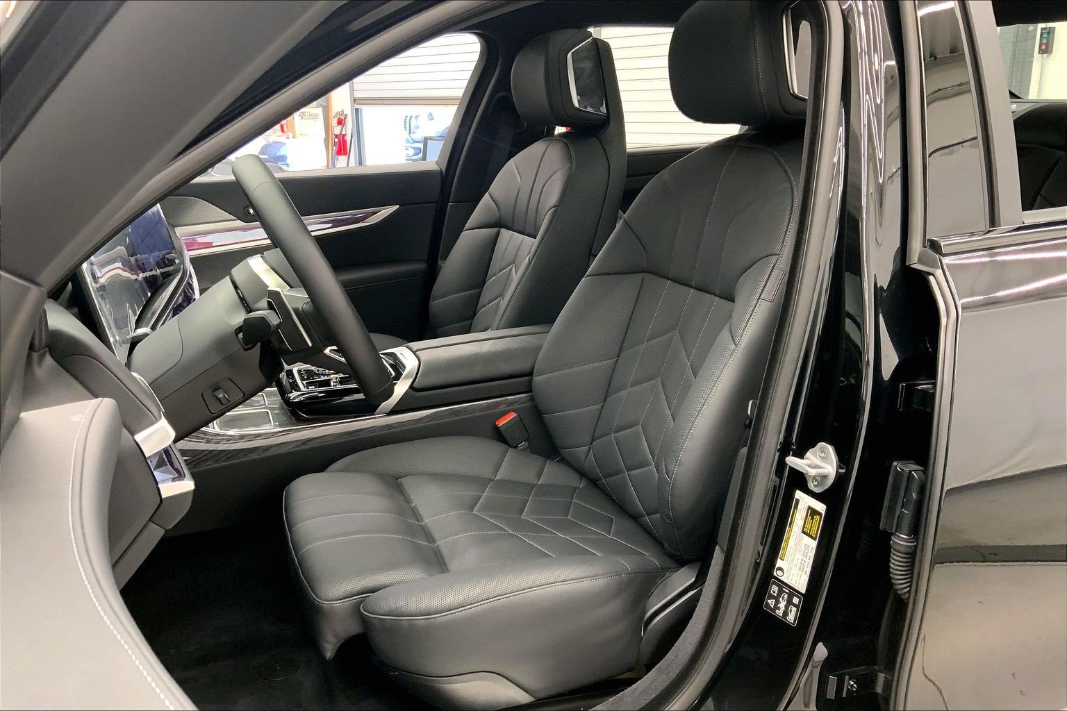 Used 2025 BMW 760i xDrive w/ Premium Package AWD/4WD image 4