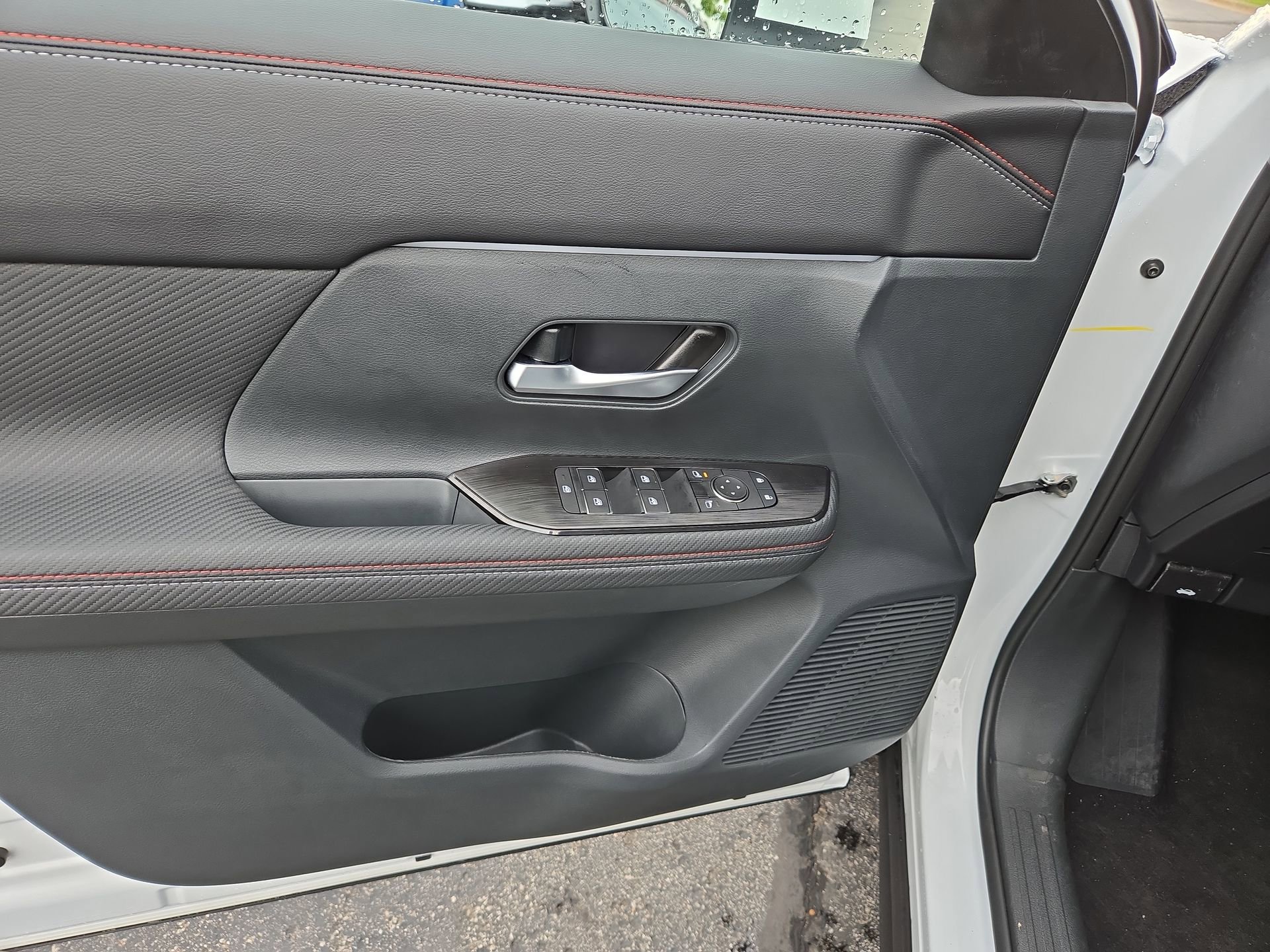 New 2025 Nissan Kicks SR FWD image 11